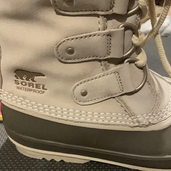 Sorel boots - Picture 2 of 6
